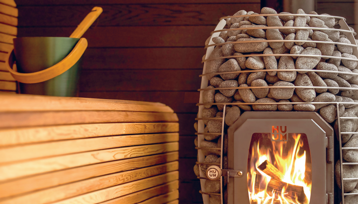 Feuer im Holzofen einer Sauna