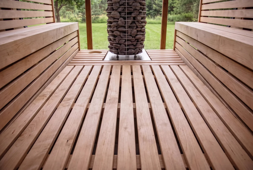 Bodenrost aus Holz im Innenraum der Sauna Aava