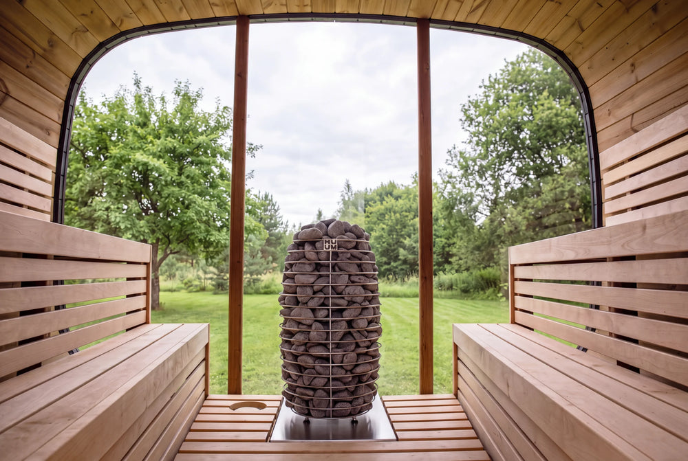 Innenraum der Sauna Vision mit HUUM-Ofen und Blick in den Sommergarten
