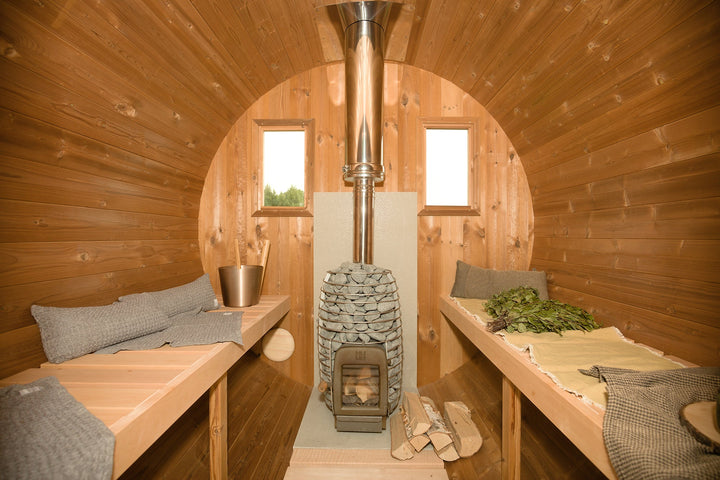 Holzofen mit Abgasrohr in einer Fasssauna