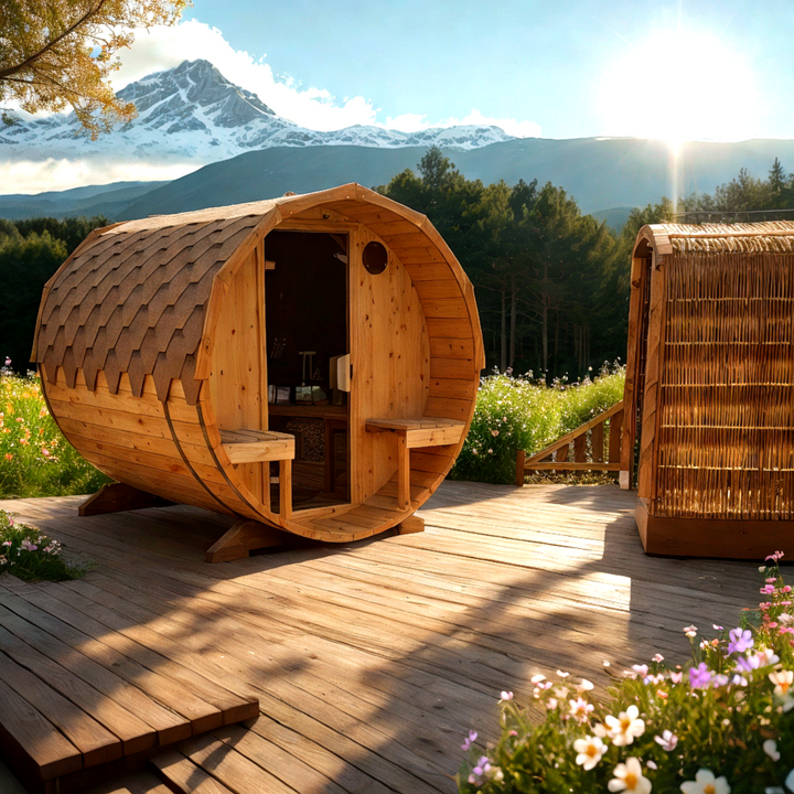 Fasssauna mit Veranda auf einer Holzterrasse
