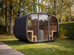 Sauna Aava mit Panoramafassade im Garten