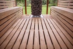 Bodenrost aus Holz im Innenraum der Sauna Aava
