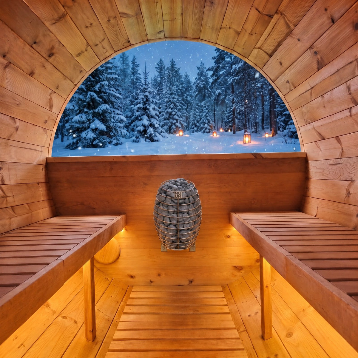 Fasssauna innen mit HUUM Drop Elektroofen an der Wand und Blick in den verschneiten Wald