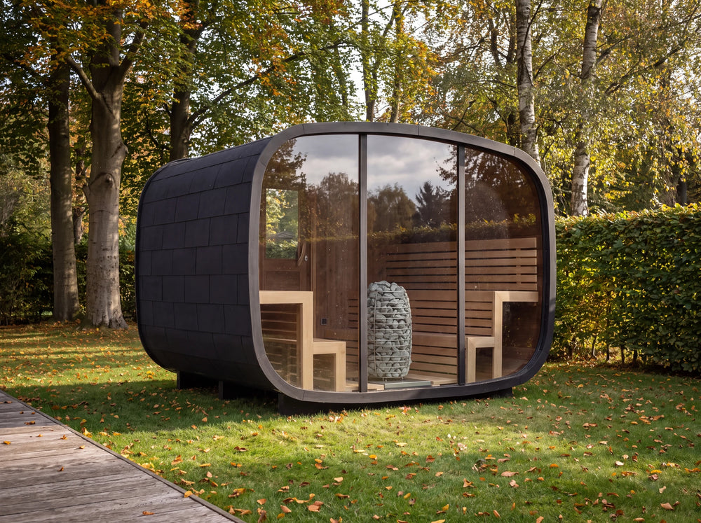 Sauna Vision im herbstlichen Garten mit Panoramafassade und Buchenhecke