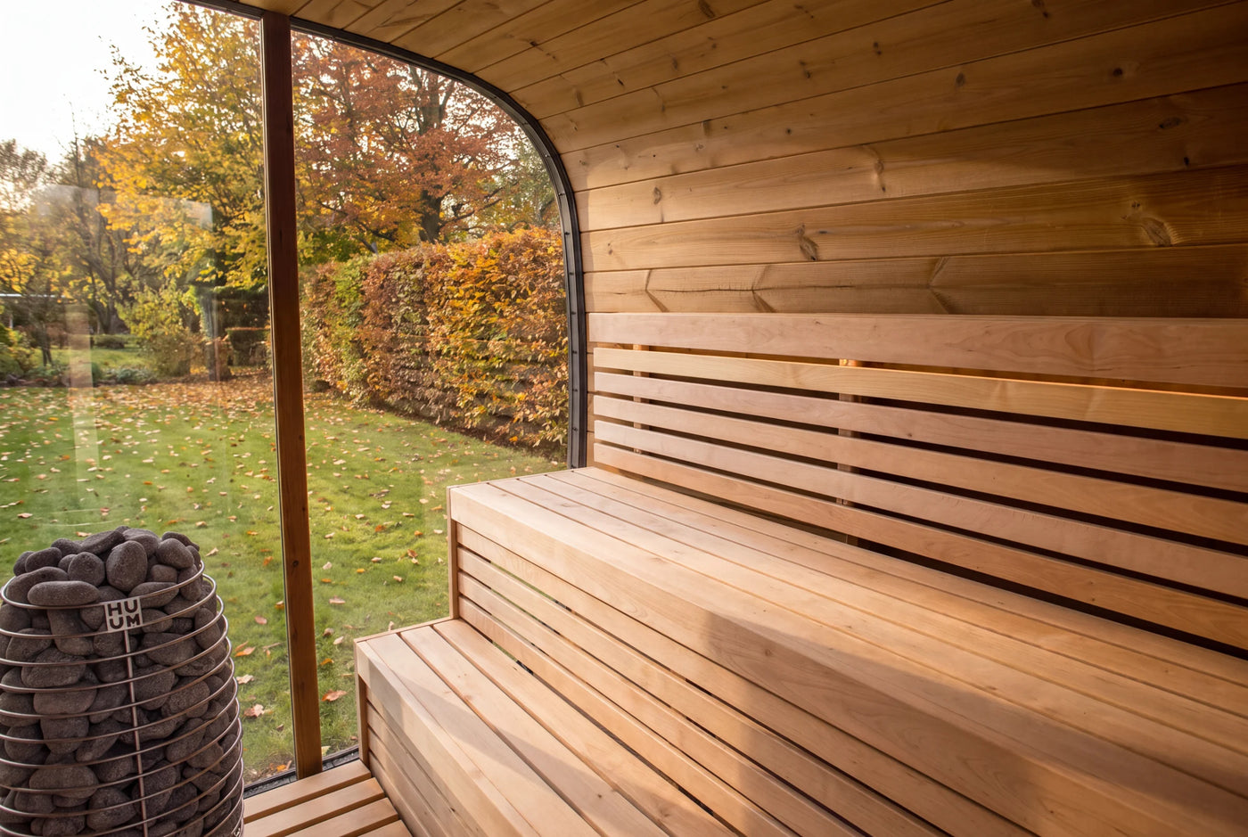 Bank mit geneigter Rückenlehne und integrierter LED-Beleuchtung in der Sauna Vision