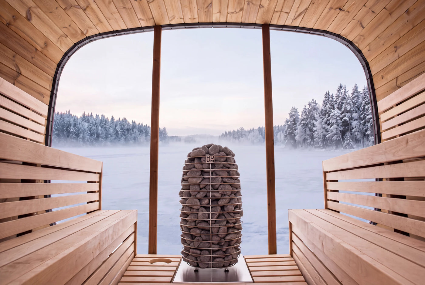 Blick aus der Sauna Vision durch die Panoramafassade auf einen zugefrorenen See